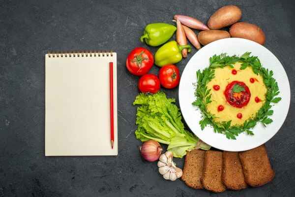 Ένα ήρεμο, φωτεινό τραπέζι με απλό και ισορροπημένο γεύμα